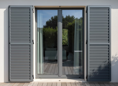 Graue Fensterläden an Terassentüren Graue Fensterläden an Terassentüren